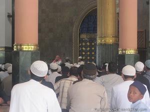 Mengaji di Masjid Kampus UGM, foto Akhmad Muhaimin Azzet, Jogja